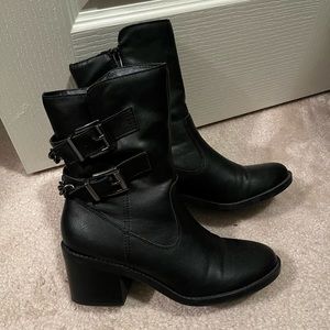 Combat boots with chains